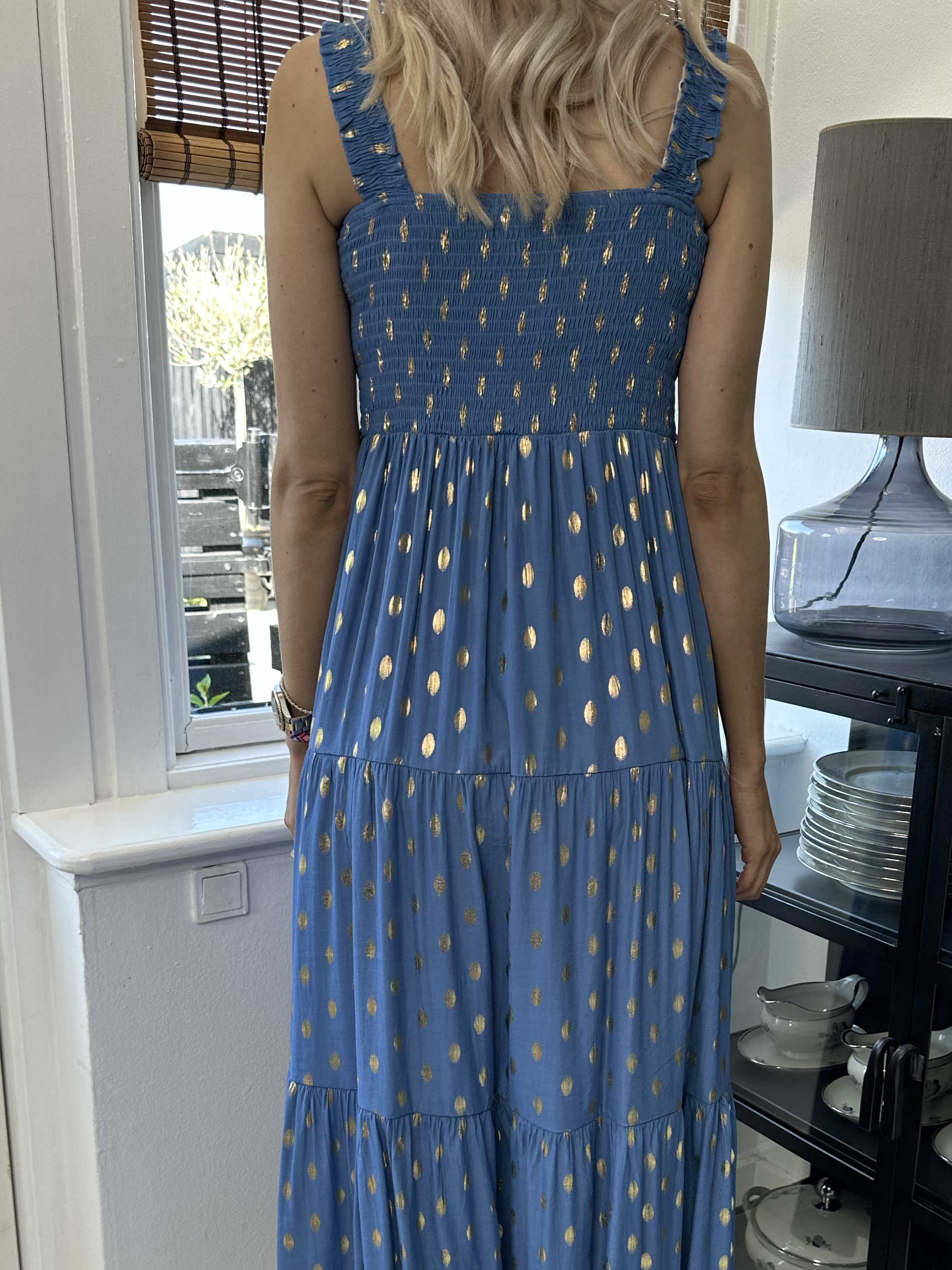 Emma - Lang kjole med smock henover brystet og guld detaljer